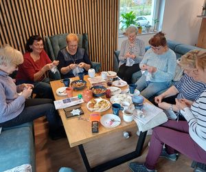 Szydełkowe babki z Ostrzeszowa. Dziergają w miejscach publicznych i ... zarażają pasją! [ZOBACZ, POSŁUCHAJ]