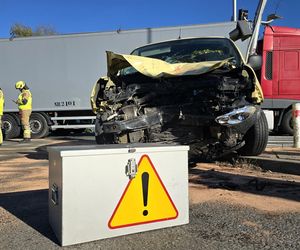 Osobówka zderzyła się z samochodem ciężarowym. 9-letni chłopczyk trafił do szpitala. „Trwają czynności”