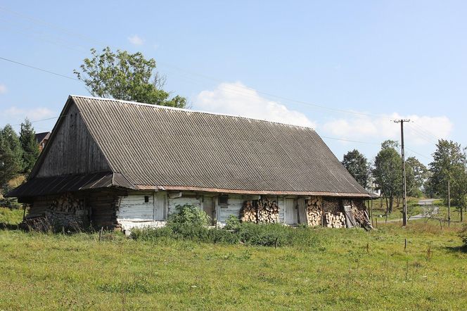 To słynna wieś w Małopolsce. Według legendy zbudowali ją kamieniarze