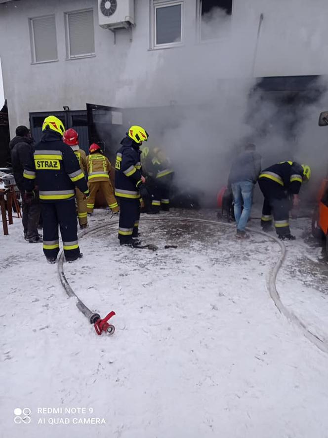 Krobia: Pożar samochodu w garażu! Dwie osoby poszkodowane [ZDJĘCIA] 