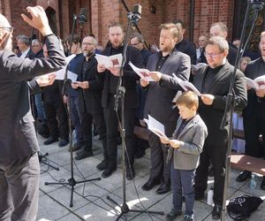Pielgrzymka mężczyzn do Piekar Śląskich 2025. Tysiące wiernych na Kalwaryjskim Wzgórzu