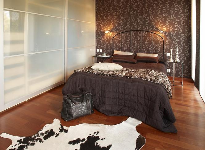 Łóżko metalowe w sypialni w stylu nowoczesnym