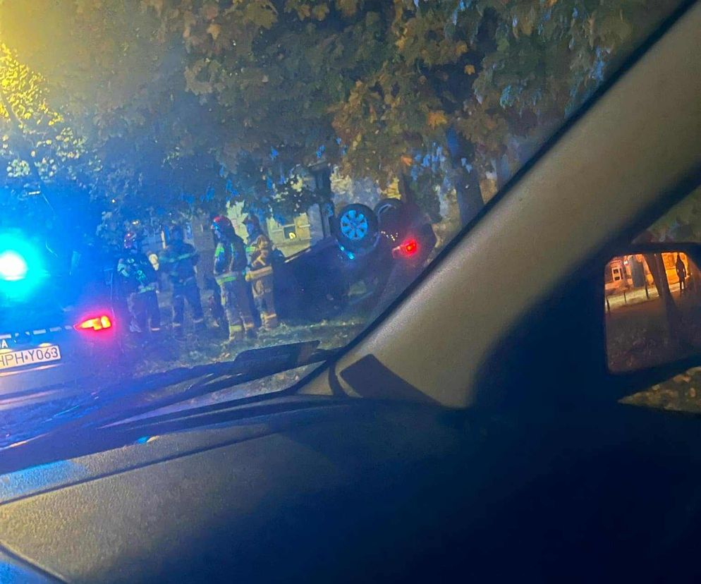 Dachowanie w centrum miasta. Na szczeście nikt nie ucierpiał