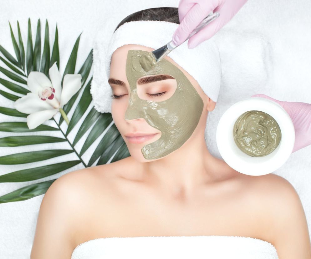 Maseczkę z zieloną glinką zostawiamy na ok. 10-15 minut pilnując w międzyczasie, aby nie wyschła na twarzy.