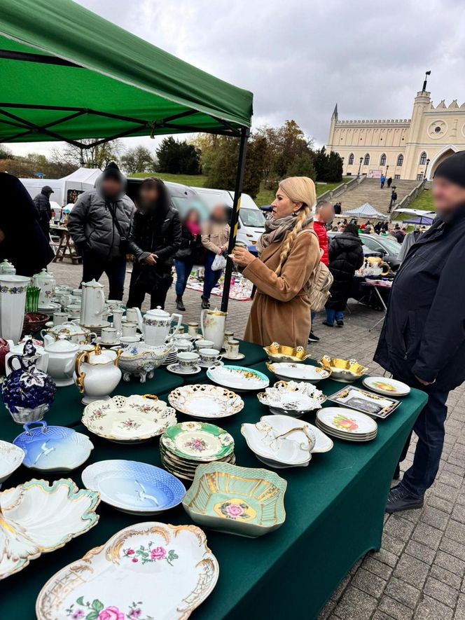 Wcisło buszuje na pchlim targu.