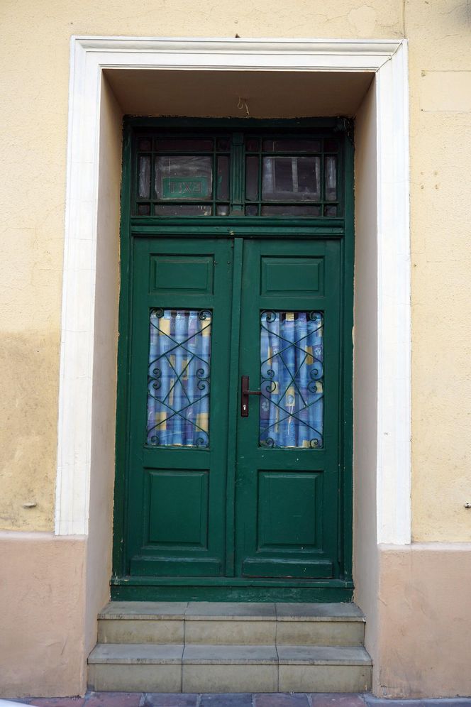 To jeden z najsłynniejszych budynków w Krakowie. W PRL-u stał się własnością państwa