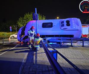 Fatalny wypadek w Warszawie. Bus wywrócił się na drodze, wielu rannych 