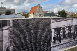 Blaszany płot z centrum miasta zmienił się w atrakcję turystyczną