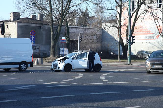 Zderzenie suzuki z karetką na sygnale na skrzyżowaniu Zamienieckiej z Ostrobramską