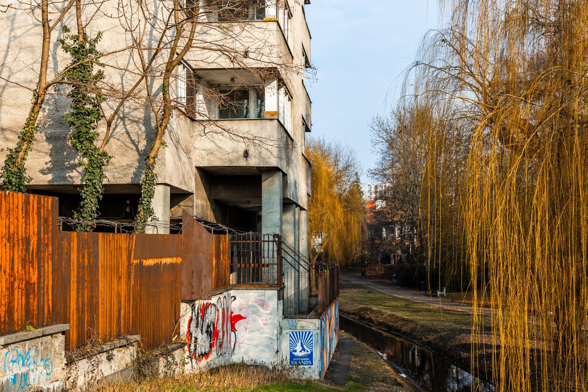 Szpiegowo, blok na Sobieskiego 100 w Warszawie