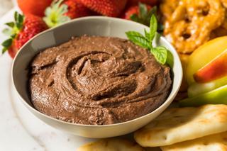 Hummus czekoladowy. Przepis na wegańską pastę z ciecierzycy na słodko