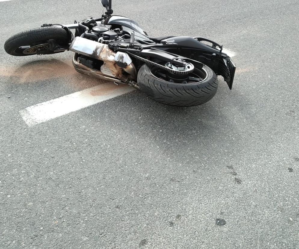 Wypadek w Kielcach. Motocyklista zderzył się na Sandomierskiej z samochodem. Poszkodowany trafił do szpitala