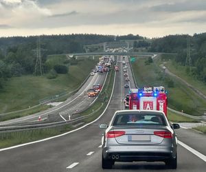 Tragiczny wypadek na S7 w Łącznej. Nie żyje kobieta, dwie osoby ranne