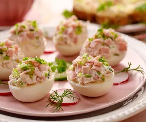 Jajka z pieczarkami, zielonym groszkiem, szynką i żółtym serem. Idealny i prosty farsz na Wielkanoc