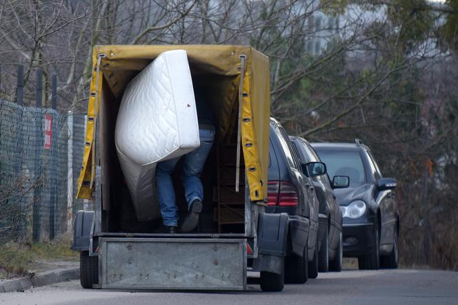 Na piżamę włożył bluzę