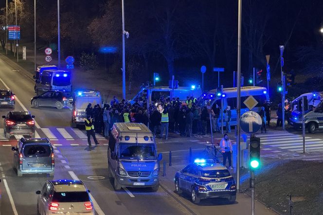 Warszawa. Ostatnie Pokolenie kontra policja. Kolejna próba zablokowania Wisłostrady [ZDJĘCIA].