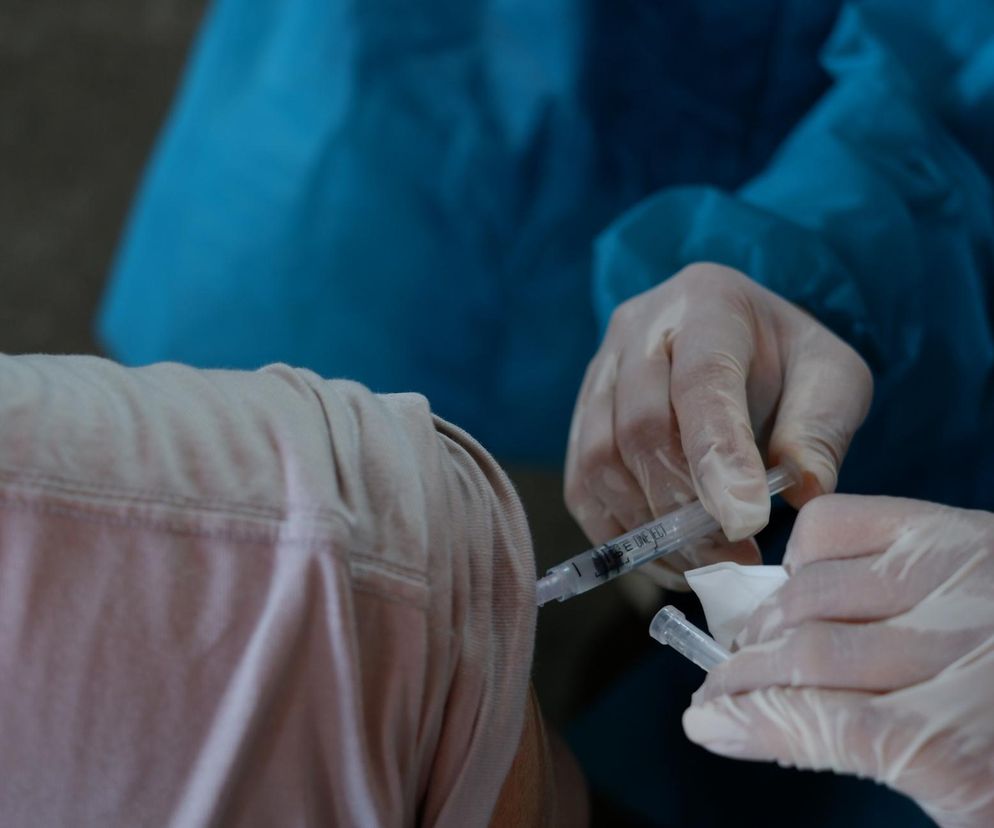 Te szczepionki zagrażały zdrowiu i życiu, ale podano je Polakom. Szokujący raport NiK