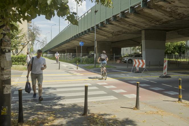 Droga rowerowa grozy przy Trasie Łazienkowskiej. Drogowcy nie chcą nic poprawiać