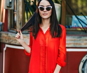 Czerwona koszula będzie hitem jesiennych stylizacji. Jak ją nosić w modny sposób?