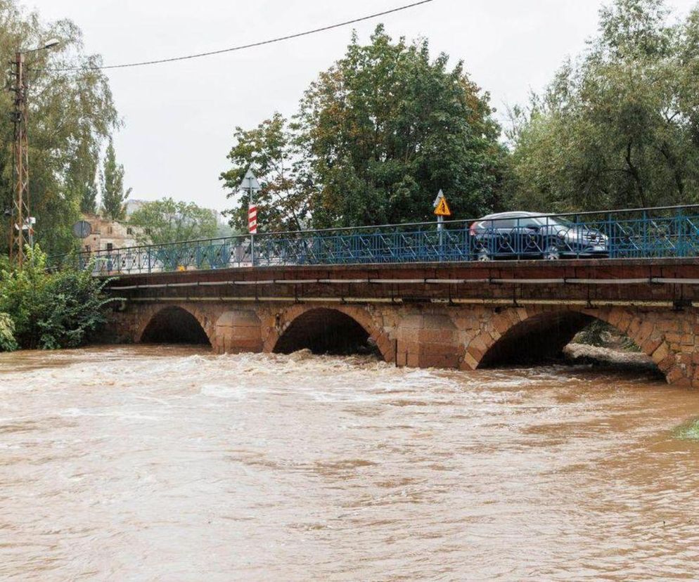 Sytuacja powodziowa: Drogi krajowe zablokowane w pięciu miejscach. Dwa mosty zniszczone 