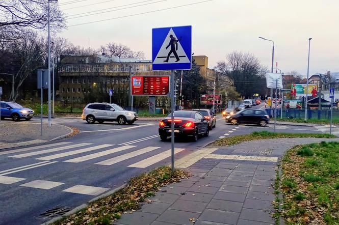 Niecodzienna sytuacja przy szczecińskim stadionie. Znaki drogowe... przypominają o meczu!