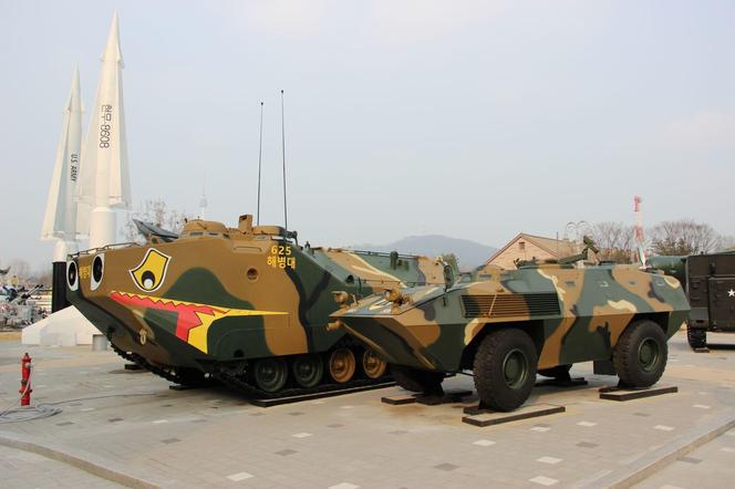 AAV-7 i Cadillac 100