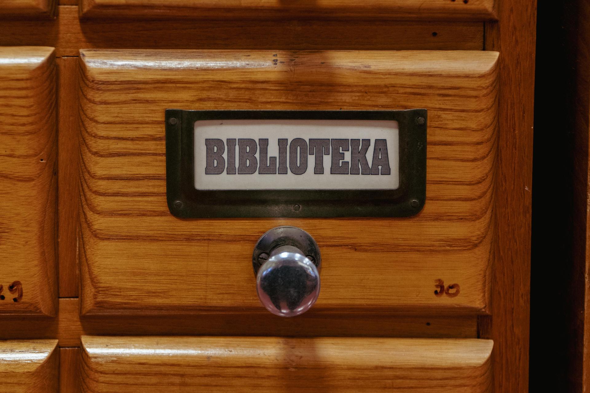 Biblioteka Uniwersytetu Opolskiego - zdjęcia. Zobacz zachowane wnętrza z lat 70.