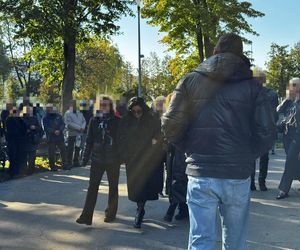 Zapłakana Edzia z nad grobem Dżejka. Kaźmierska nie weszła jej w drogę