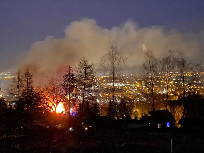 Ogromny pożar magazynu papieru w Wieliczce