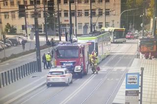 Wypadek w centrum Olsztyna. Kierowca dostawczaka nie ustąpił pierwszeństwa tramwajowi [FOTO]