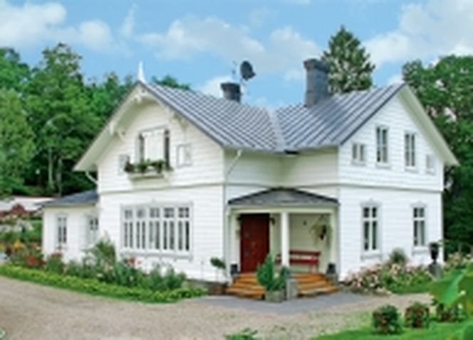 Płytki betonowe, cementowe, siding: czy warto nimi zastąpić naturalne materiały na elewacji?