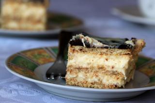 Ciasto EKLER bez pieczenia: łatwy przepis na deser na herbatnikach z kremem budyniowym