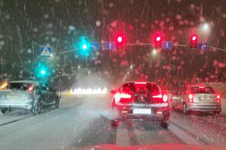 Śnieżyca w Śląskiem. Koszmarne warunki na drogach [ZDJĘCIA]