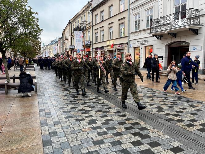 11 listopada. Narodowe Święto Niepodległości w Lublinie. Sprzedawca flag: "Z poczucia patriotyzmu nie podwyższałem cen"