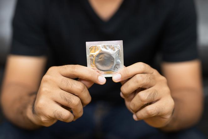 Reakcja władz na rosnącą liczbę chorych. Prezerwatywy będą darmowe, ale tylko dla konkretnej grupy wiekowej
