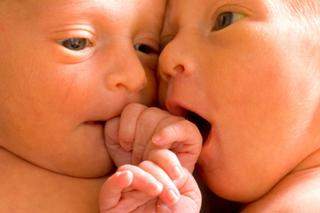 Poród bliźniaków – kiedy stosowane jest cesarskie cięcie?