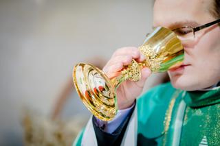 Ksiądz: zarabiam 1500zł miesięcznie, wszystko wydaję w internecie