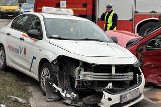 Koszmarny wypadek na Puławskiej. Dwa auta zderzyły się z karetką!