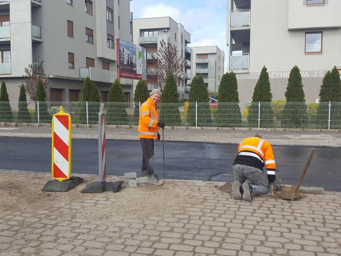 Kończy się przebudowa odcinka Dożynkowej w Lesznie. Drogowcy wylewają dziś asfalt na jezdni 