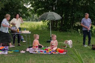 M jak miłość, odcinek 1828. Barbara (Teresa Lipowska), Marysia (Małgorzata Pieńkowska), Modry (Stefan Friedmann), bliźniaczki Emilka i Zuzia (Julia, Marcelina Kempka), pies Saper