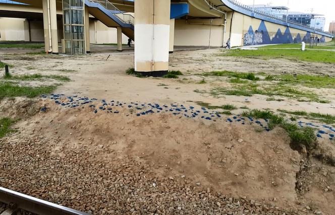 Gęsta smoła na peronie PKP Służewiec