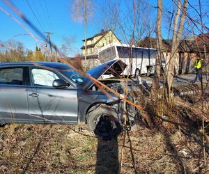 Zderzenie autobusu z autem osobowym w Rzepinku