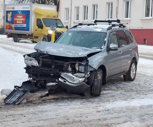 Kraksa na rondzie przy SP nr 11 w Starachowicach