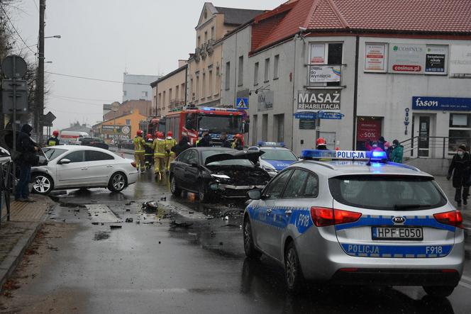 Rozstrzaskane auta w samym centrum Bełchatowa. Zablokowane ulice Kościuszki i Mielczarskiego 