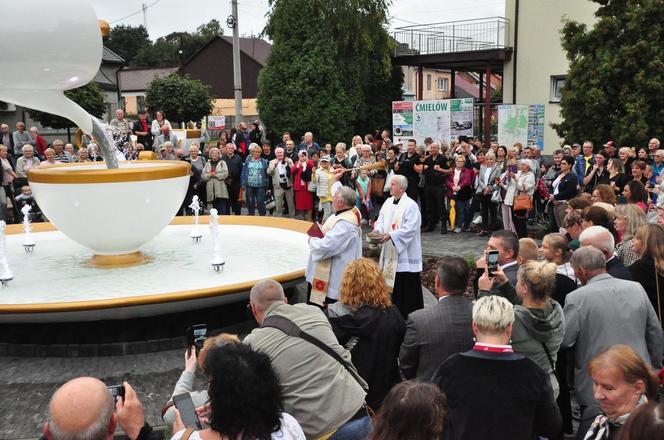 Rynek w Ćmielowie z dużymi filiżankami. Było huczne otwarcie