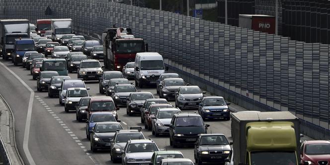 Gigantyczny korek na S8 w stronę Warszawy. Przejechanie 60 kilometrów zajmuje półtorej godziny trasą szybkiego ruchu 