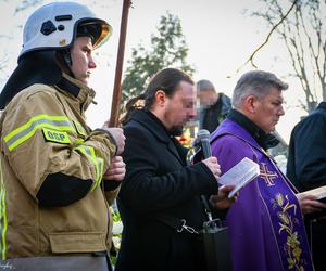 Tłumy na pogrzebie Pawła. Dziennikarz i druh OSP spoczął na cmentarzu we Włocławku