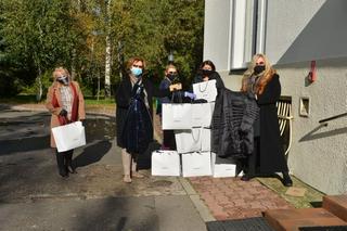 Mieszkańcy Skolimowa dostali kurtki