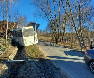 Zderzenie autobusu z autem osobowym w Rzepinku