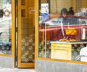 Jachira maluje się w tramwaju